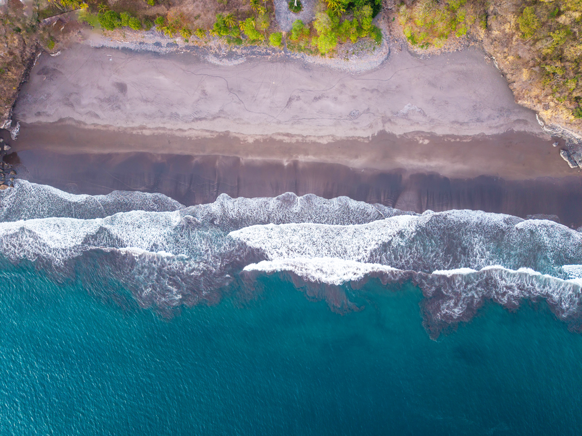 Vista aérea panorámica de la zona de playa de Izcay Reserve