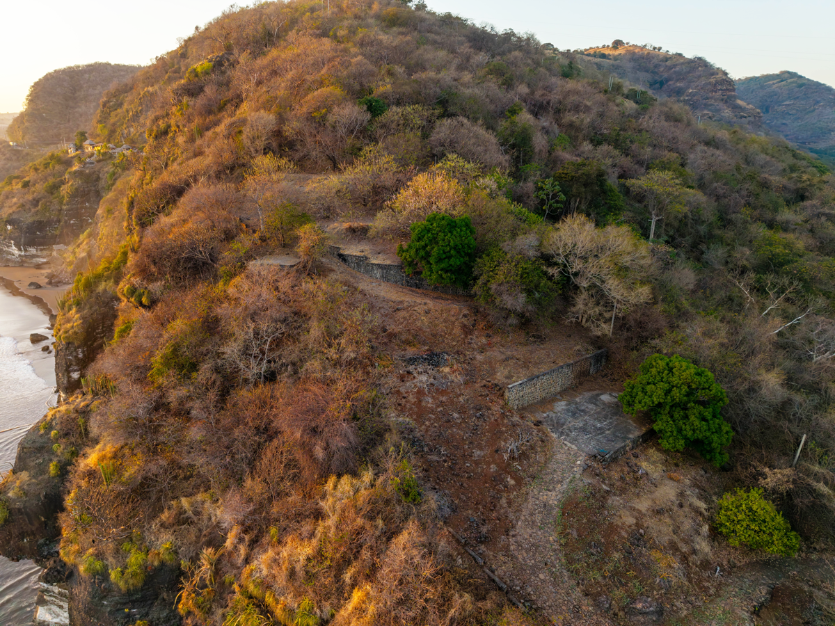 Borde del acantilado con vista panorámica al Océano Pacífico