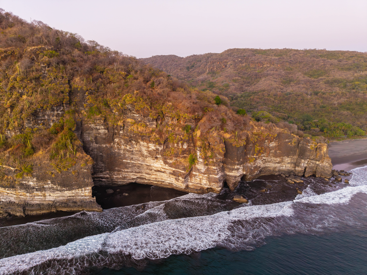 Acantilado y costa rocosa al atardecer